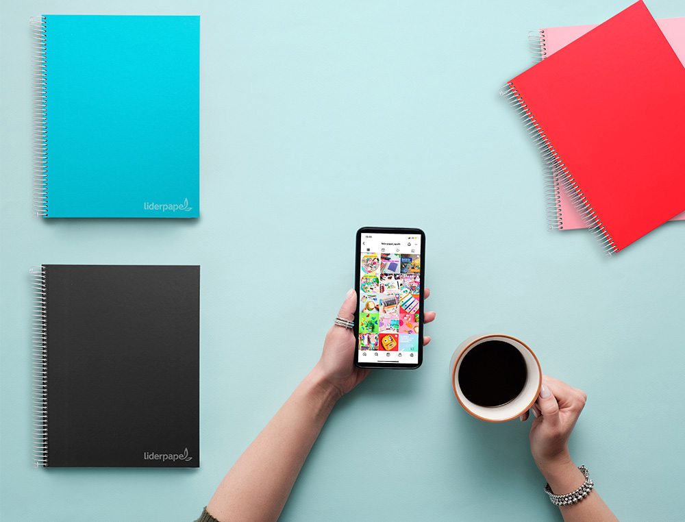 CADERNO ESPIRAL LIDERPAPEL JOLLY MICRO DIN A4 CAPA FORRADA 140 F 75 GR LISO 5 BANDAS DE CORES 4 FUROS CORES SORTIDAS