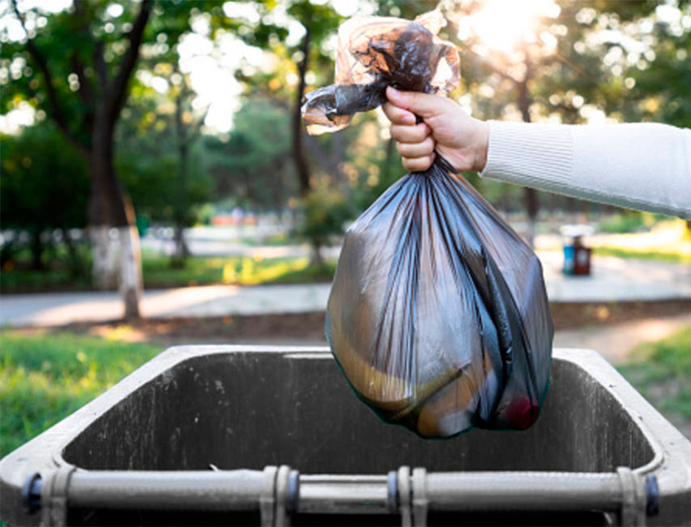 CONTENTOR DE LIXO Q-CONNECT PLASTICO COM 2 RODAS COR CINZA COM CAPACIDADE PARA 240 LITROS