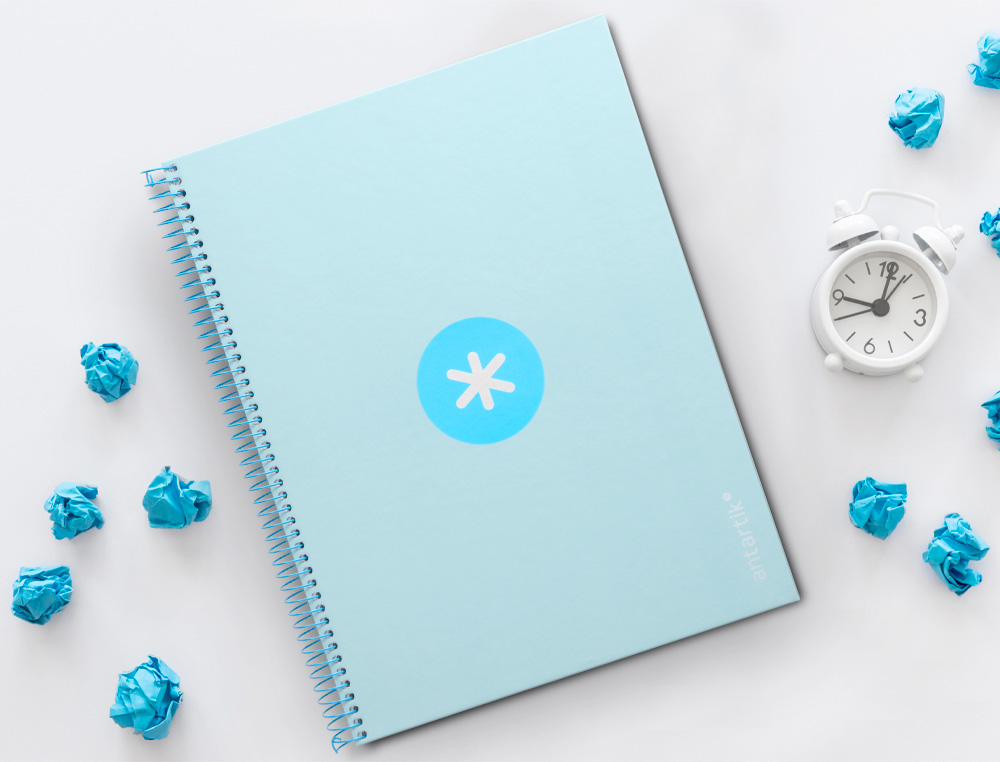 CADERNO ESPIRAL A4 MICRO ANTARTIK CAPA FORRADA 80F 90 GR HORIZONTAL 1 BANDA 4 FUROS COR CELESTE