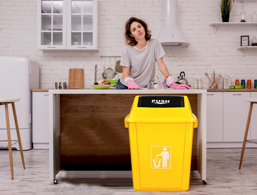 CONTENTOR DE LIXO Q-CONNECT PLASTICO COM TAMPA DE EMPURRAR 58 LITROS 470X330X760 MM AMARELO