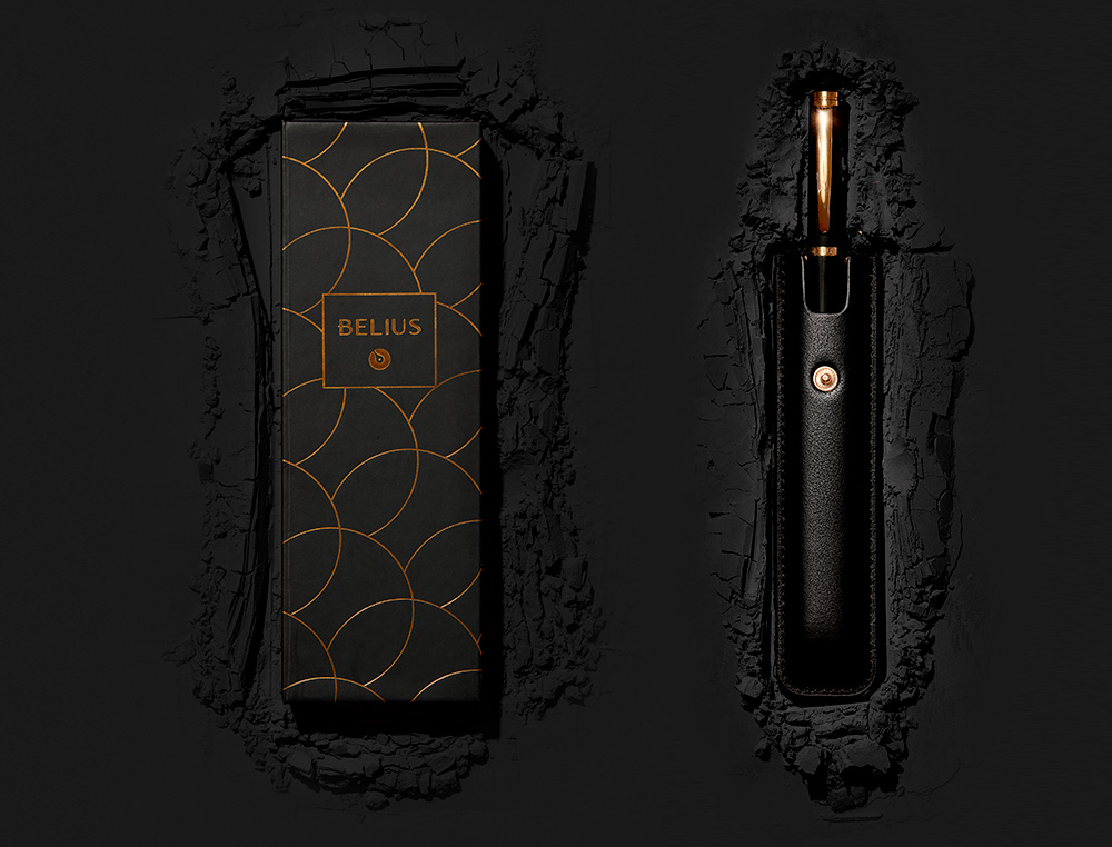 CANETA BELIUS PASSION DOR TEXTURA ALUMINIO TEXTURA ESCOVADO DESENHO PRETO E DOURADO TINTA AZUL CAIXA DESIGN