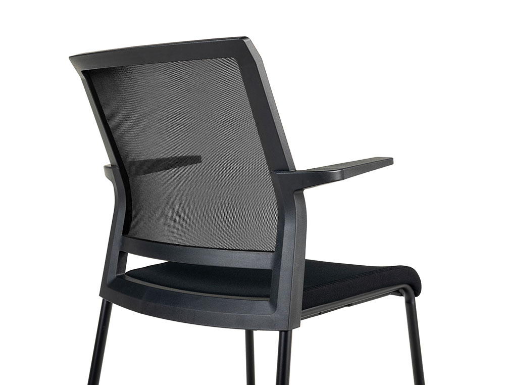 CADEIRA ROCADA CONFIDENTE BRACOS FIXOS ESTRUTURA METALICA ASSENTO TECIDO ANTI FOGO PRETO ENCOSTO MALHA 575X585X885 MM