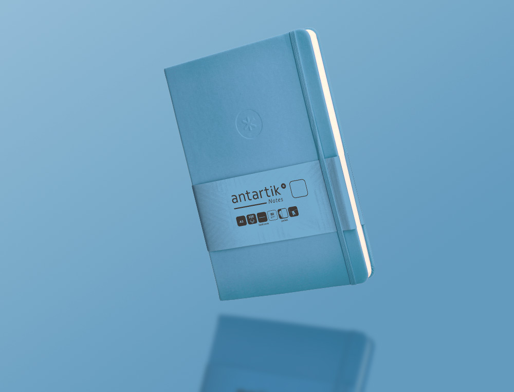 CADERNO COM ELASTICO ANTARTIK NOTES CAPA DURA A5 LISO AZUL CLARO 100 FOLHAS 80 GR FSC