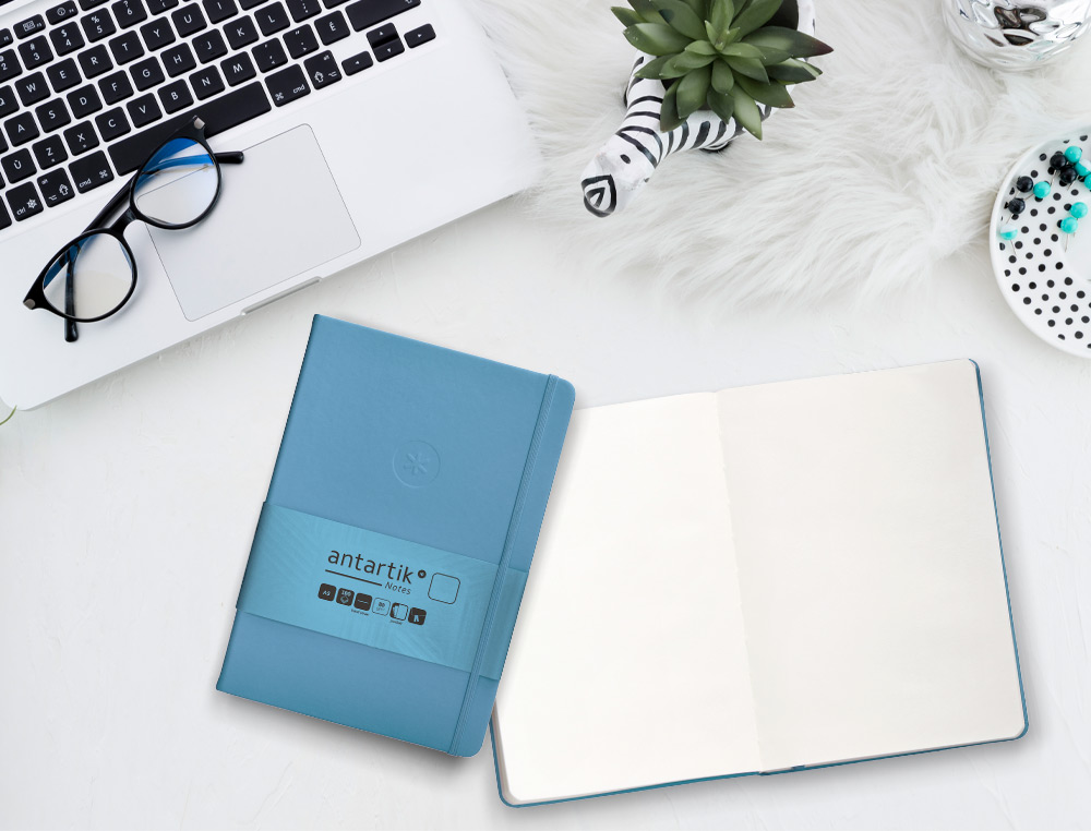 CADERNO COM ELASTICO ANTARTIK NOTES CAPA DURA A5 LISO AZUL CLARO 100 FOLHAS 80 GR FSC