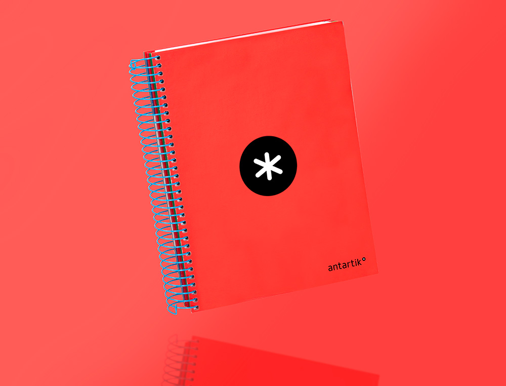 CADERNO ESPIRAL DIN A5 ANTARTIK CAPA FORRADA 120 F 100 GR LISO COM BANDAS DE CORES 6 FUROS COR VERMELHO
