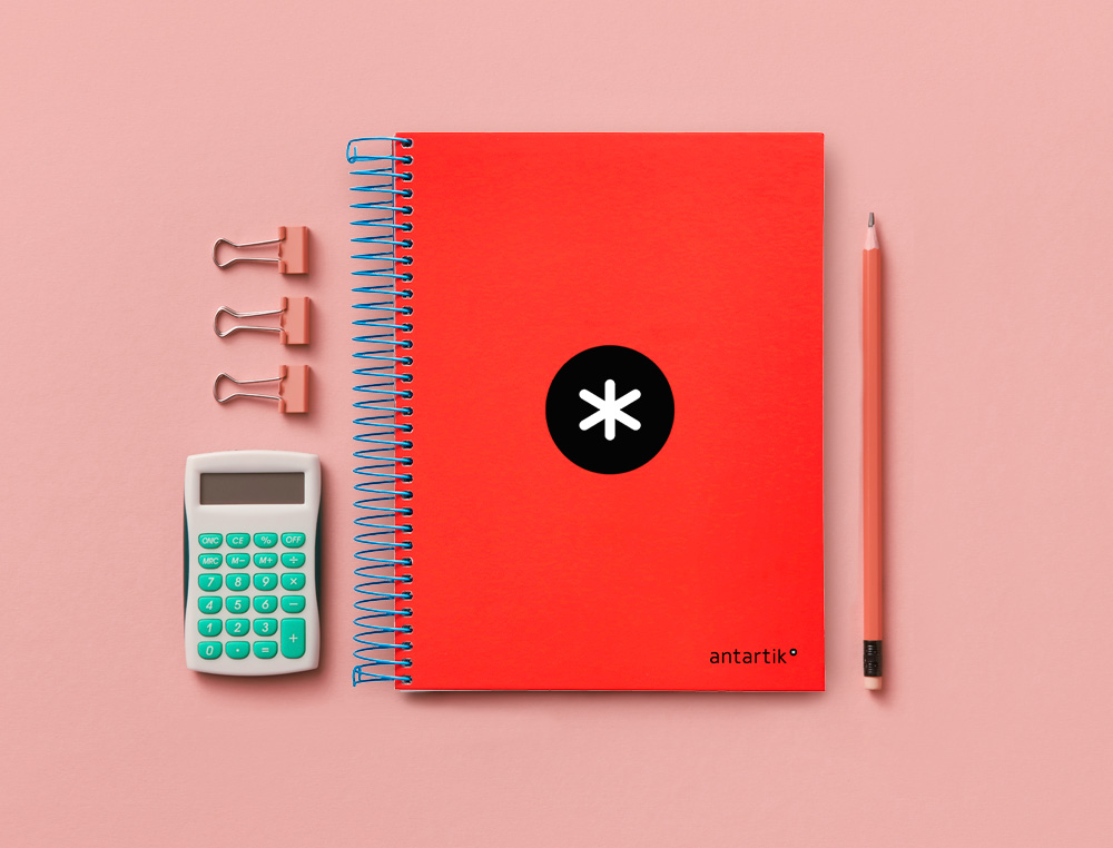 CADERNO ESPIRAL DIN A5 ANTARTIK CAPA FORRADA 120 F 100 GR LISO COM BANDAS DE CORES 6 FUROS COR VERMELHO