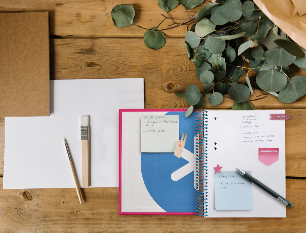 CADERNO ESPIRAL DIN A5 ANTARTIK CAPA FORRADA 120 F 100 GR LISO COM BANDAS DE CORES 6 FUROS COR ROSA FLUOR